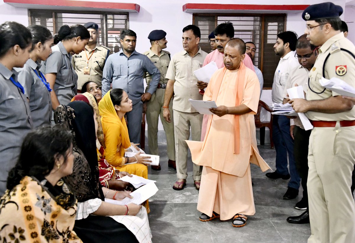 CMOfficeUP's tweet photo. #UPCM @myogiadityanath ने आज गोरखपुर मंदिर परिसर में स्थित हिन्दू सेवाश्रम में जनता दर्शन में आए लोगों की समस्याएं सुनीं। 

मुख्यमंत्री जी ने संबंधित अधिकारियों को निर्देशित किया कि सभी फरियादियों की समस्या का निराकरण निश्चित अवधि में किया जाए। https://t.co/bf9zzqcFC6