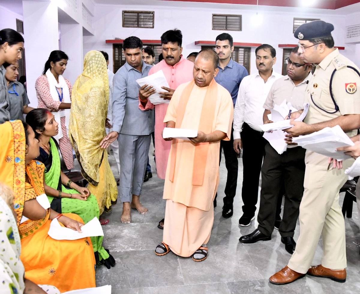CMOfficeUP's tweet photo. #UPCM @myogiadityanath ने आज गोरखपुर मंदिर परिसर में स्थित हिन्दू सेवाश्रम में जनता दर्शन में आए लोगों की समस्याएं सुनीं। 

मुख्यमंत्री जी ने संबंधित अधिकारियों को निर्देशित किया कि सभी फरियादियों की समस्या का निराकरण निश्चित अवधि में किया जाए। https://t.co/bf9zzqcFC6