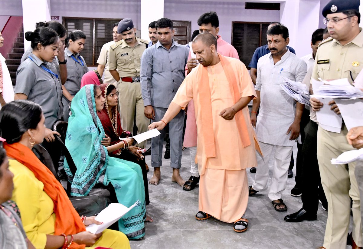 CMOfficeUP's tweet photo. #UPCM @myogiadityanath ने आज गोरखपुर मंदिर परिसर में स्थित हिन्दू सेवाश्रम में जनता दर्शन में आए लोगों की समस्याएं सुनीं। 

मुख्यमंत्री जी ने संबंधित अधिकारियों को निर्देशित किया कि सभी फरियादियों की समस्या का निराकरण निश्चित अवधि में किया जाए। https://t.co/bf9zzqcFC6