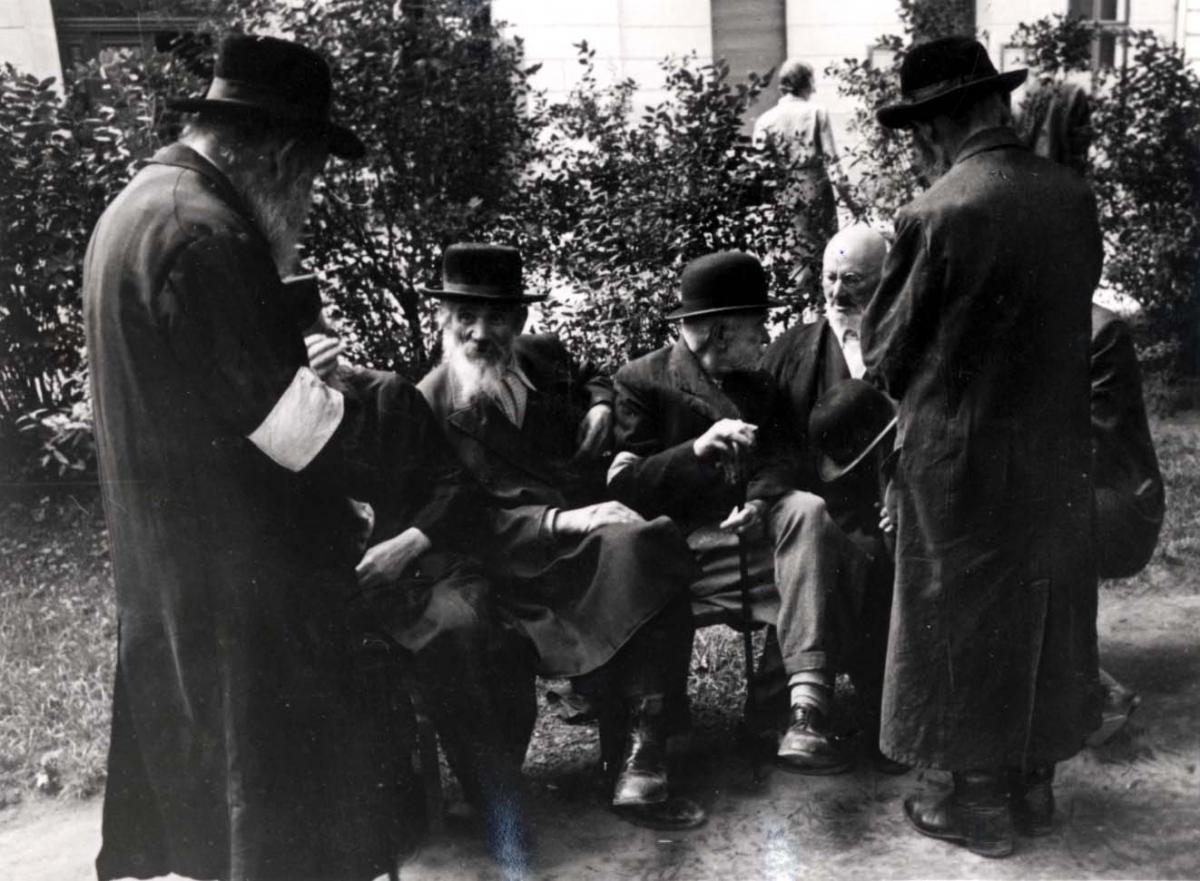 YadVashemFr's tweet photo. Nouveau #BLOG
En 1940, certains #Lander #allemands se veulent "#Judenfrei" et décident de déporter leurs #Juifs.
Le 22 octobre 1940, 7 000 Juifs allemands sont envoyés en #ZoneLibre française : 40 % ont + de 60 ans et plus de 200 ont + de 90 ans.
Lire : https://t.co/8SOmufZzzT https://t.co/hMklcEKiDo