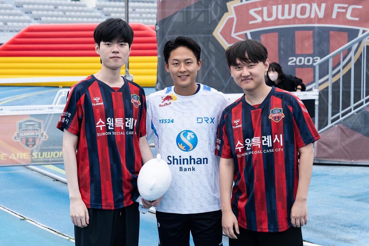 DRX_LCK's tweet photo. We appreciate Suwon FC players and all the staff, including Seung-woo Lee and GM Ho-gon Kim, greeting our visit to Castle Park. We support your future that will make it to Final A and AFC Champions League!👊

#GoDRX #DRXWIN https://t.co/nzAWuYcIz5