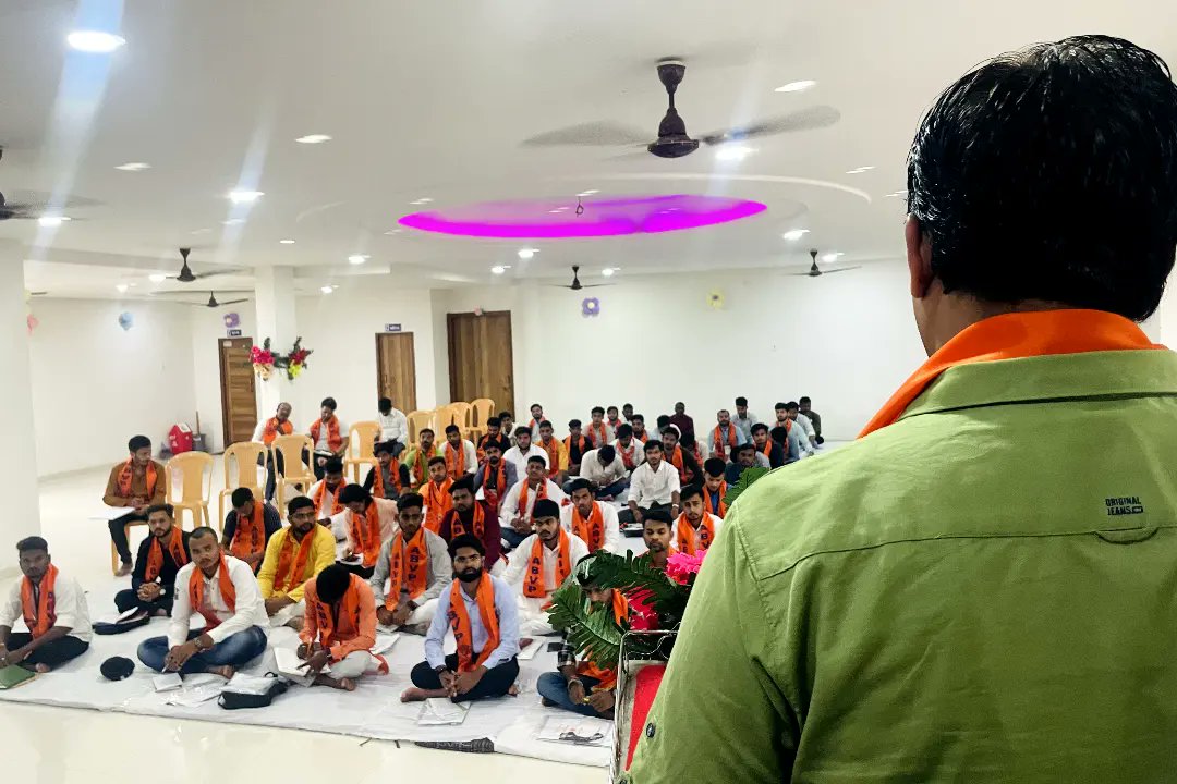 abvpcg's tweet photo. अभाविप छत्तीसगढ़ प्रदेश कार्यकारिणी बैठक का शुभारंभ प्रांत अध्यक्ष श्री अमित बघेल जी, प्रांत मंत्री श्री मनोज वैष्णव जी एवं प्रांत संगठन मंत्री श्री प्रदीप मेहता जी द्वारा दीप प्रज्वलित कर की गई। https://t.co/M79aFDDEzS