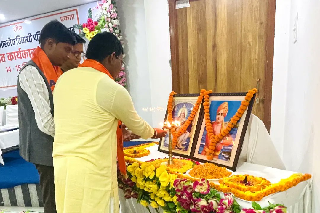 abvpcg's tweet photo. अभाविप छत्तीसगढ़ प्रदेश कार्यकारिणी बैठक का शुभारंभ प्रांत अध्यक्ष श्री अमित बघेल जी, प्रांत मंत्री श्री मनोज वैष्णव जी एवं प्रांत संगठन मंत्री श्री प्रदीप मेहता जी द्वारा दीप प्रज्वलित कर की गई। https://t.co/M79aFDDEzS
