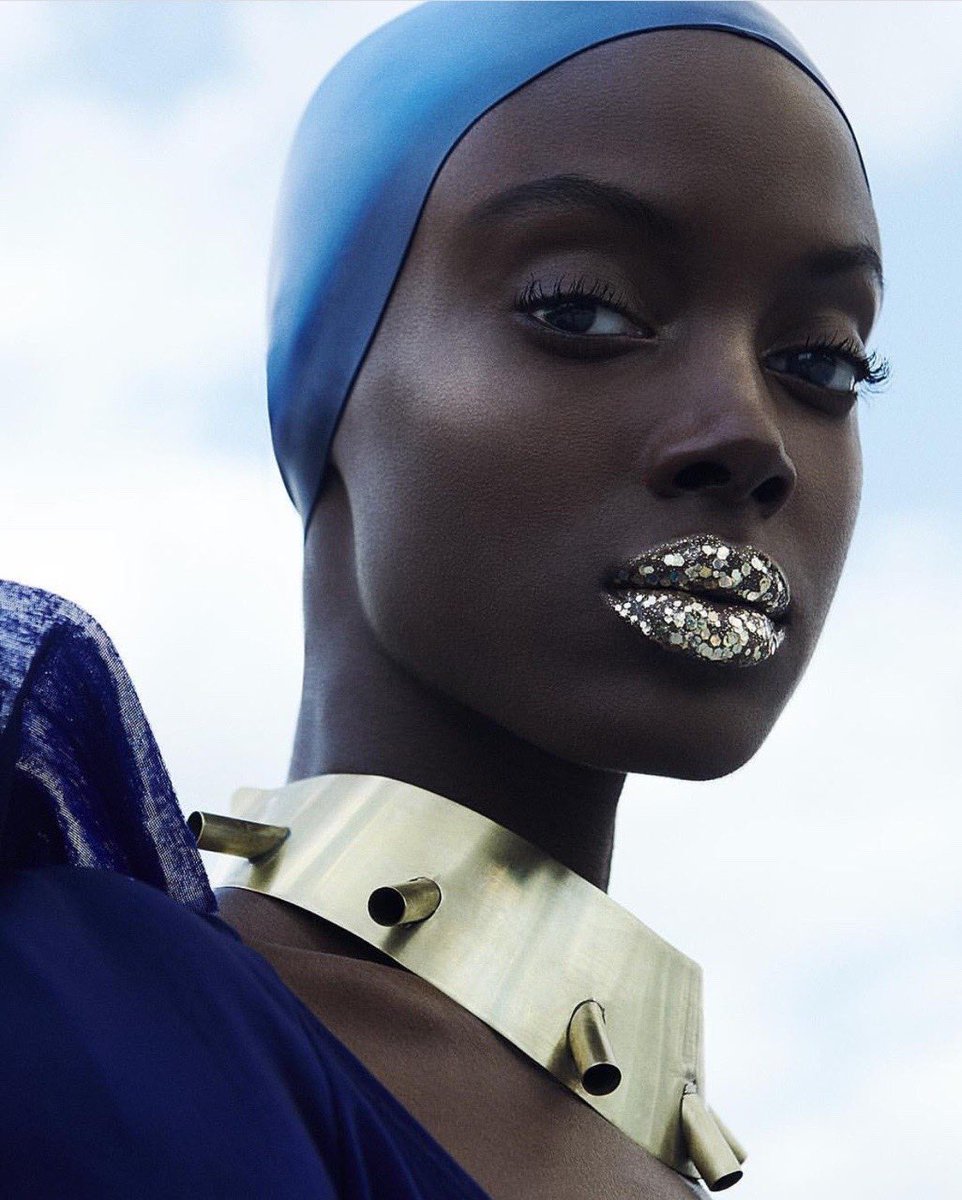 worlds_moda's tweet photo. #editorialsWM (1/3)
#VOGUEPORTUGAL,
May 2018.
By #JamieNelson
⬇️More in the next post⬇️
#MadisinRian https://t.co/dtrOs1PPpf