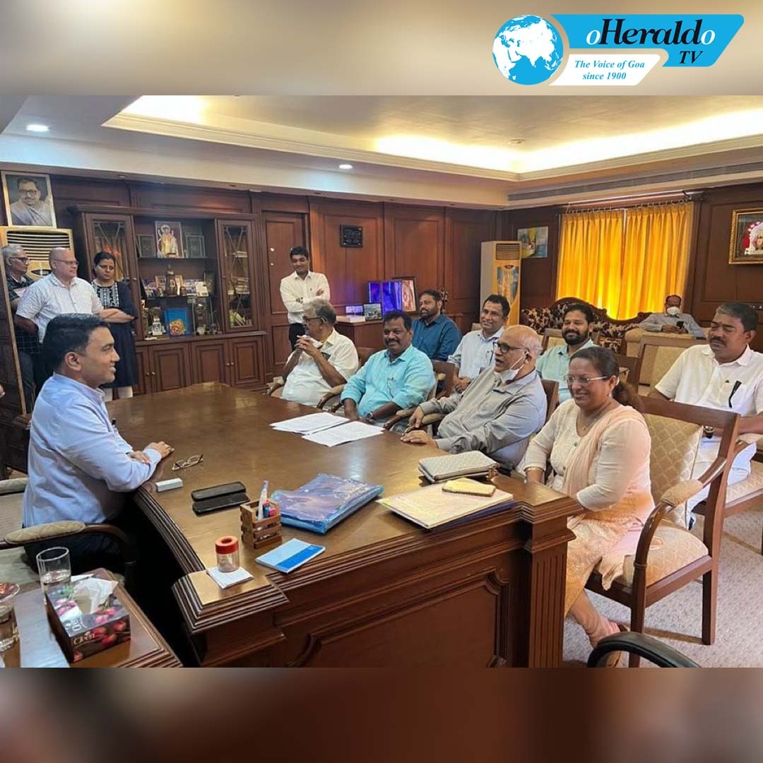 oheraldogoa's tweet photo. 8 outgoing #GoaCongress MLAs like #SchoolChildren before their political #headmaster.
#Goa #BreakingNews #GoaBJP #CongressSplit #GoaPoliticalCrisis @goacm @DrPramodPSawant @PMOIndia https://t.co/oBklH3KlUl