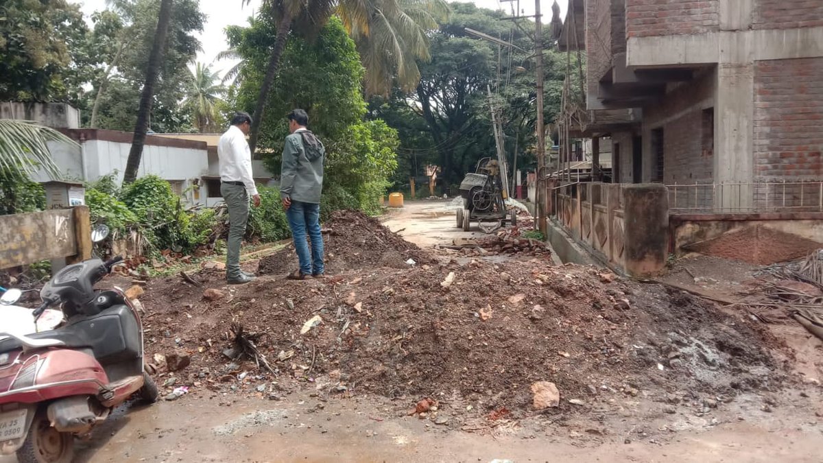 HdmcHubliDwd's tweet photo. ಹುಬ್ಬಳ್ಳಿ ಧಾರವಾಡ ಮಹಾನಗರ ಪಾಲಿಕೆಯಿಂದ ವಾರ್ಡ್ ನಂಬರ್ 58ರಲ್ಲಿ ನಡೆದ ತೆರೆದ ಚರಂಡಿ(ಗಟರ್) ಕಾಮಗಾರಿಯನ್ನು ಕಾರ್ಯನಿರ್ವಾಹಕ ಅಭಿಯಂತರರು (ಉತ್ತರ) ಇವರು ವೀಕ್ಷಣೆ ಮಾಡಿದರು ಈ ಸಂದರ್ಭದಲ್ಲಿ ಪಾಲಿಕೆ ಅಧಿಕಾರಿಗಳು ಉಪಸ್ಥಿತರಿದ್ದರು.
#citycompost
#wastetocompost
#SwachhSurvekshan2023
#Swachhbharatmission
#PMIndia https://t.co/LP0zFLGj5T