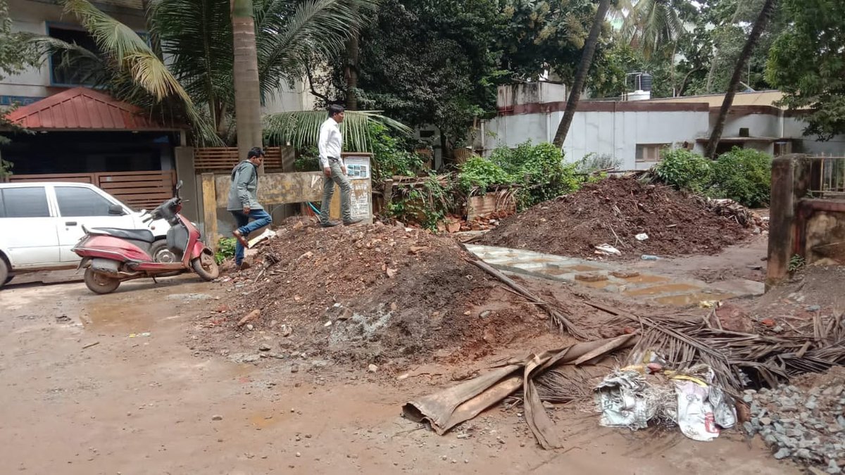 HdmcHubliDwd's tweet photo. ಹುಬ್ಬಳ್ಳಿ ಧಾರವಾಡ ಮಹಾನಗರ ಪಾಲಿಕೆಯಿಂದ ವಾರ್ಡ್ ನಂಬರ್ 58ರಲ್ಲಿ ನಡೆದ ತೆರೆದ ಚರಂಡಿ(ಗಟರ್) ಕಾಮಗಾರಿಯನ್ನು ಕಾರ್ಯನಿರ್ವಾಹಕ ಅಭಿಯಂತರರು (ಉತ್ತರ) ಇವರು ವೀಕ್ಷಣೆ ಮಾಡಿದರು ಈ ಸಂದರ್ಭದಲ್ಲಿ ಪಾಲಿಕೆ ಅಧಿಕಾರಿಗಳು ಉಪಸ್ಥಿತರಿದ್ದರು.
#citycompost
#wastetocompost
#SwachhSurvekshan2023
#Swachhbharatmission
#PMIndia https://t.co/LP0zFLGj5T
