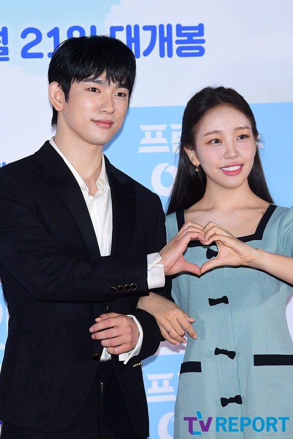 narae8895's tweet photo. @Kpop_Herald @GOT7 @JINYOUNG @100ayeon #프린세스아야 대박나자! 🎉👏🤴🏻👸🏼💚

#박진영 #Full_ScreenX #princessaya #BaekAyeon #ParkJinyoung #Jinyoung #GOT7 https://t.co/tig5PR9J8k