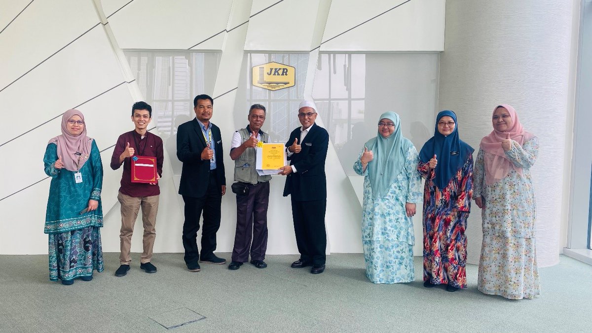 JKR_CKM's tweet photo. 9.9.2022: Sesi Penyerahan SST secara 2 dalam 1 yang disempurnakan oleh Pengarah Kanan CKM bagi Kerja-Kerja Menaiktaraf dan Penggantian Sistem Lif di Hospital Melaka, Melaka (Tender Semula). Turut hadir Pengarah Khidmat Pakar CKM, JMPK BPPPKB @zalina_my &amp; KJMN JKR Melaka. https://t.co/WdTMJwSKee