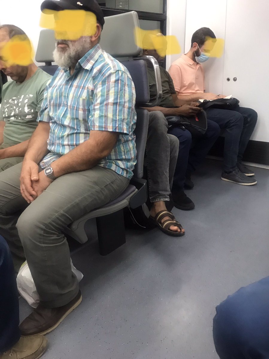 evagraus_eva's tweet photo. @rod4cat Normalitat del servei excepte usuaris que no compleixen protocol covid. Potser hauria de controlar-ho algú?
Cada dia un 25% sense mascareta i va en augment. R4 direcció Sant Vicenç 6:35 mati.

(De 4 persones que tenia a la vista…nomes 1 amb mascareta). https://t.co/BlDqyIUoe1