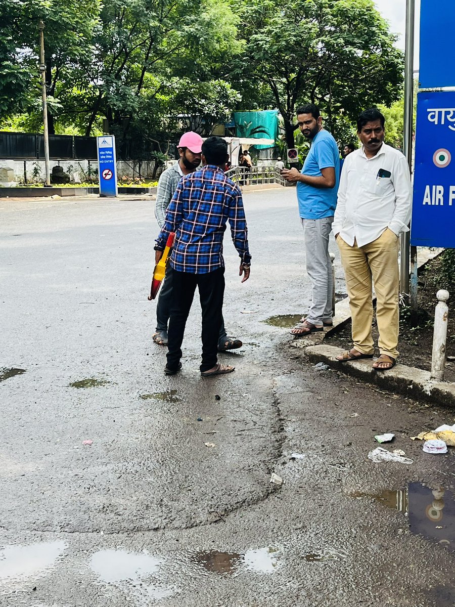 SanketRajole's tweet photo. Who is this people instead working on orders od Support of RTO ? There is an allocated officer if RTO with his support locking any person’s vehicle. who are they ? Why are suppose to take auto fares according to them ! This needs Action against this @PuneCityTraffic @CPPuneCity https://t.co/Ui06WGveMf