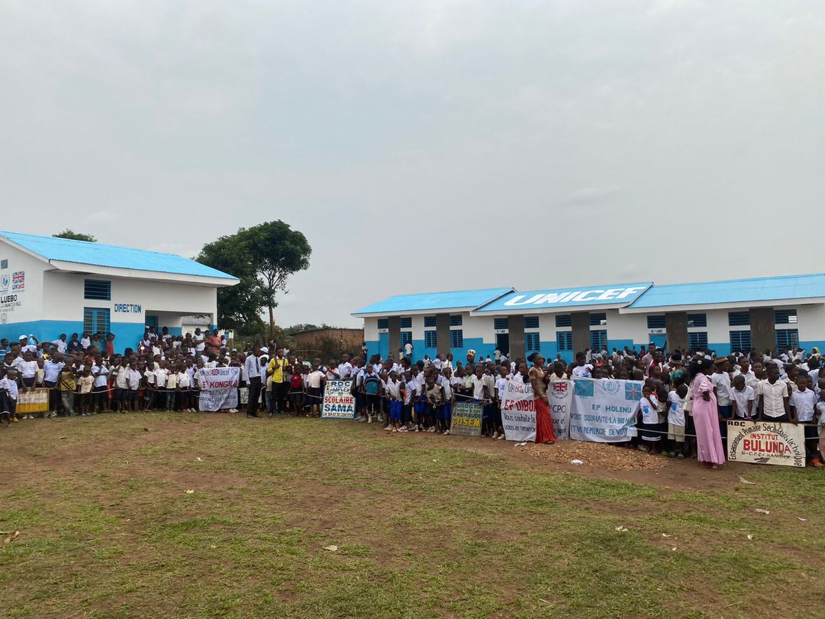 sklovwa's tweet photo. A Kamonia au Kasaï, le Vice Gouverneur de province a lancé  la campagne de l'inscription des enfants (filles et garçons) a l'école et a cette occasion l'UNICEF avec l'appui du bailleur UKAID a procédé à la remise de 5 écoles réhabilités du projet pilote de l'éducation des filles. https://t.co/NiwDIGRSq9