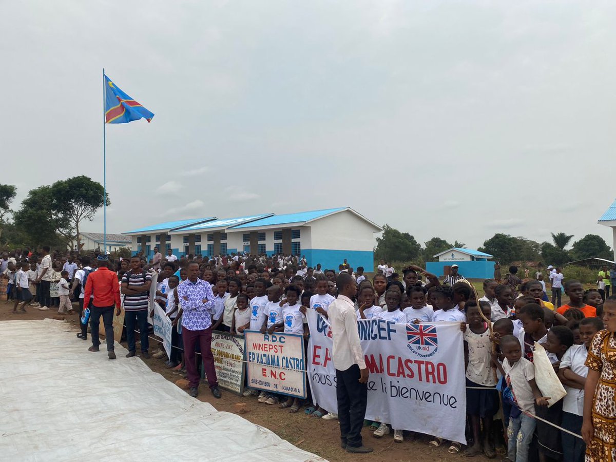 sklovwa's tweet photo. A Kamonia au Kasaï, le Vice Gouverneur de province a lancé  la campagne de l'inscription des enfants (filles et garçons) a l'école et a cette occasion l'UNICEF avec l'appui du bailleur UKAID a procédé à la remise de 5 écoles réhabilités du projet pilote de l'éducation des filles. https://t.co/NiwDIGRSq9