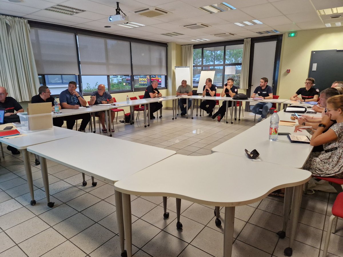 UnionPompiers18's tweet photo. Réunion de rentrée sections Jeunes sapeurs-pompiers une priorité pour le @SDIS_18 en lien étroit avec @UnionPompiers18 
Préparer l'avenir de notre corporation avec la jeunesse @departement_18 
#engagementcitoyen #epanouissment #depassementdesoi
@Prefet18 
@PompiersFR https://t.co/ZWGfT5yRVb