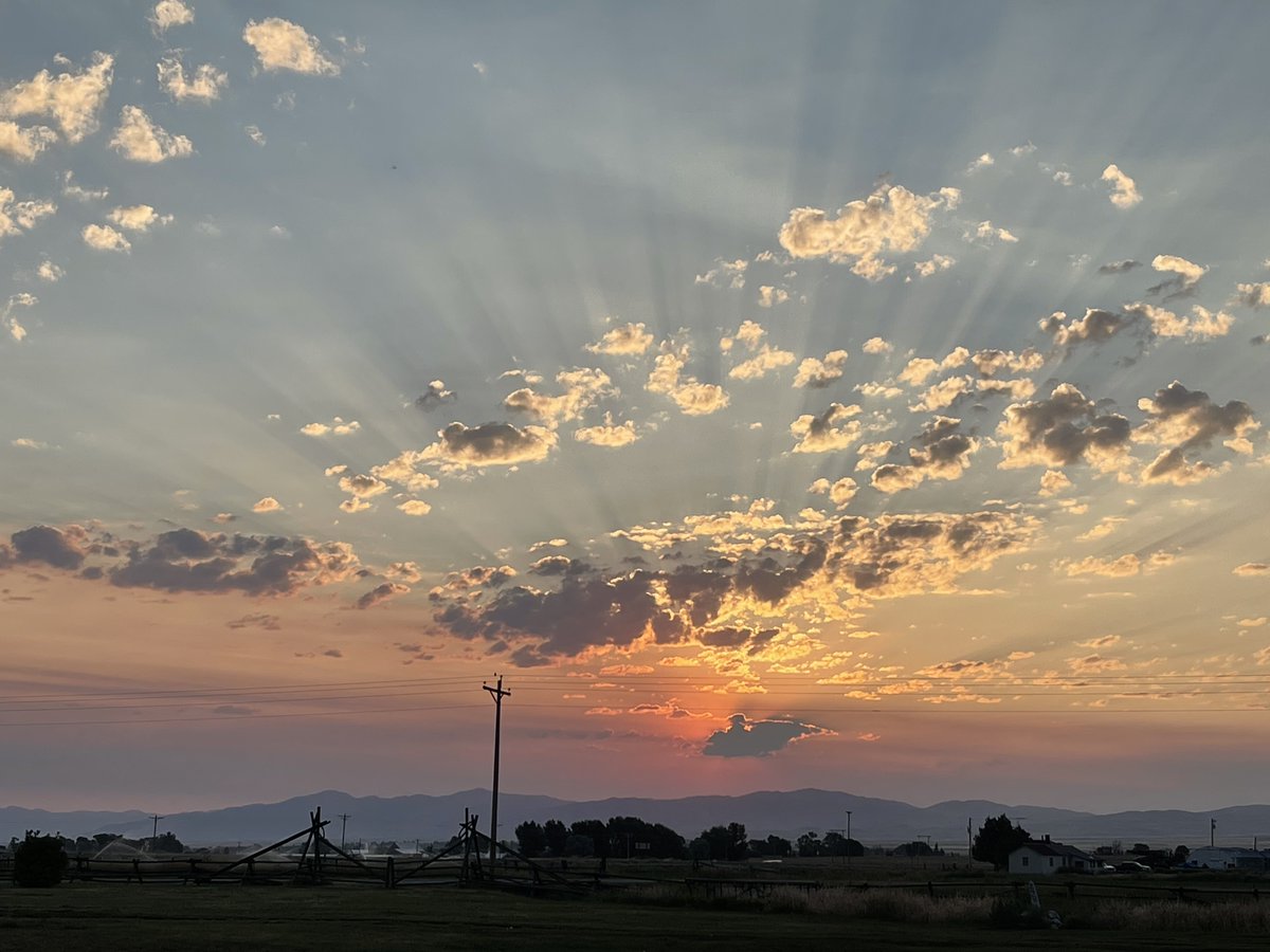 Our guest, Chastity Comeau caught this spectacular sunrise during her stay. #montanamoment #montana #southwestmontana #sunrise