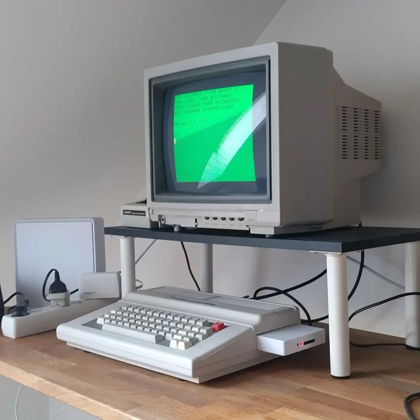 FedorAlexander_'s tweet photo. @RealFlameDuck @a_esbech Den her pryder igen pΓ₯ mit skrivebord... π₯°
#TandyColorComputer #TandyColorComputer3 #CoCo3 https://t.co/QT0zYPDfAi