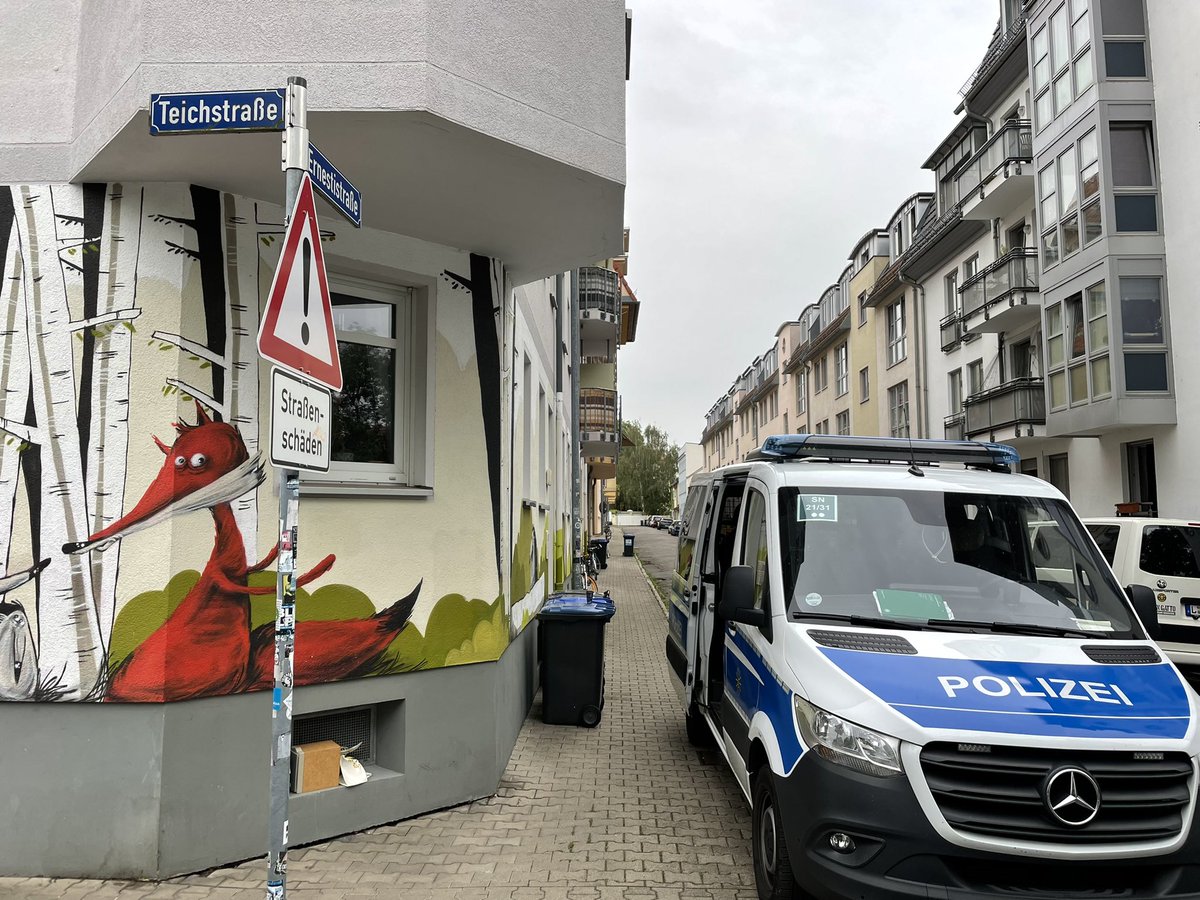 marcoIsantos's tweet photo. 0828 Ebenfalls unbestätigt. Bei der Pressestelle der Polizei Leipzig ist leider nicht erreichbar: Mittlere zweistellige Zahl an Hausdurchsuchungen in Leipzig - uA in #Connewitz. Maßnahme in der Teichstraße ist beendet. #le1409 https://t.co/9FHwze0EJg