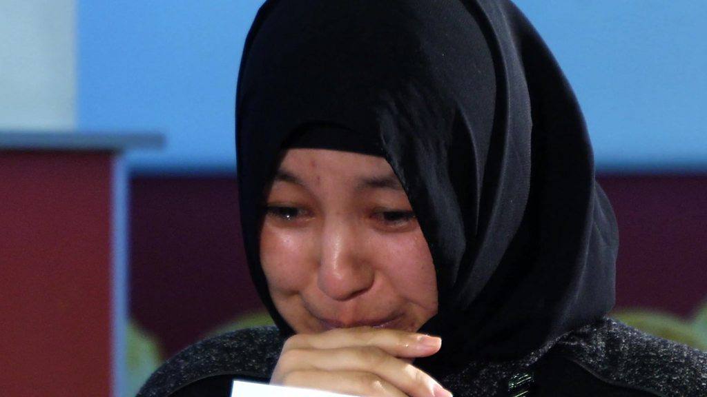 والله سنُسأل جميعنا عن دموع هذه الإيغورية المسلمة!

#الصين_تبيد_مسلمي_الاويغور