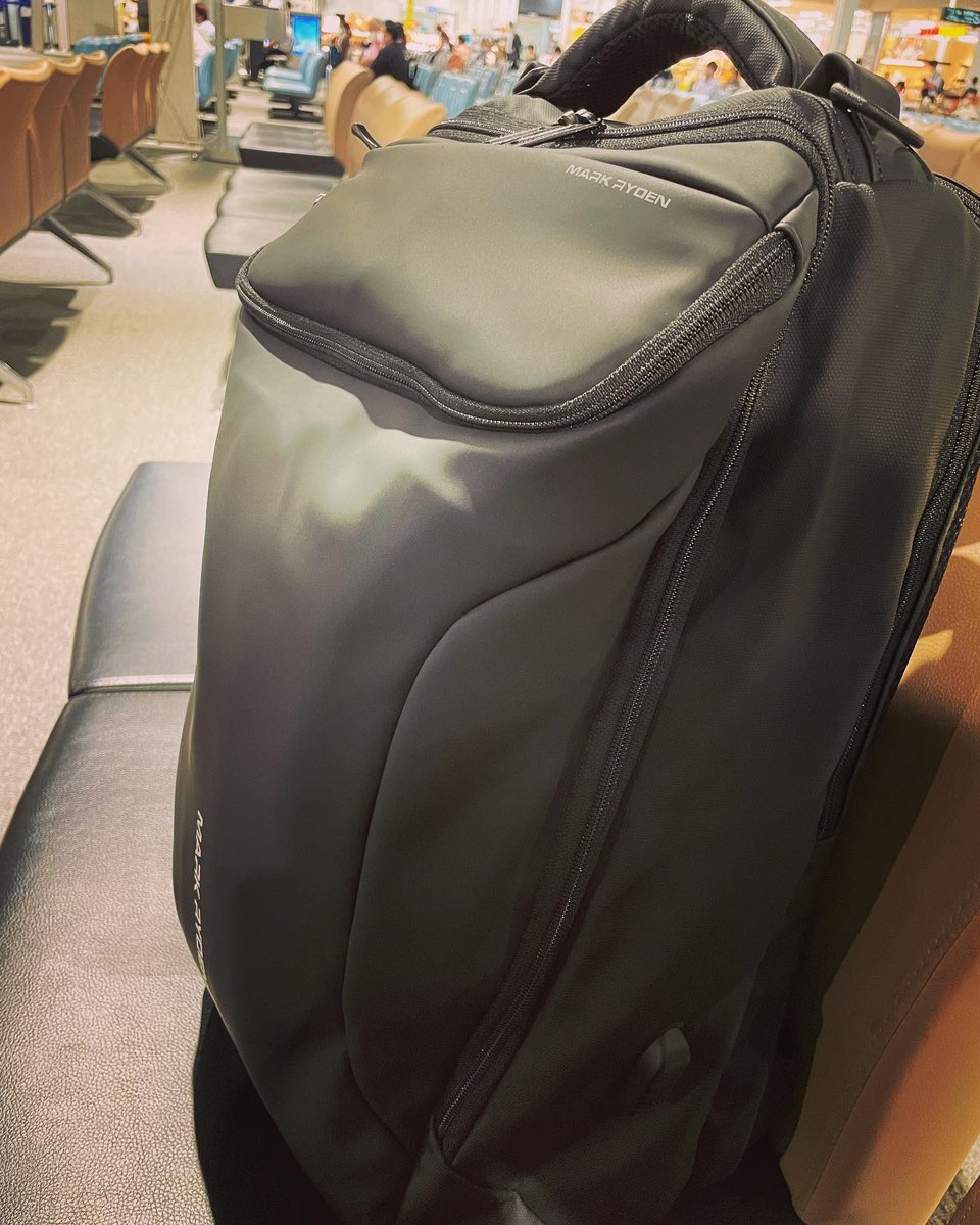 hige24's tweet photo. 今日から東京出張〜✈️

今回は、荷物最小限にしました🧳

金曜日まで会議続き予定‥🧑‍💻

ちなみに会社に行くのは、約2年振りww

とりあえず、行ってきます！

#平日  #出張 #飛行機 #bjj  #仕事 #サラリーマン  #格闘家　#ヒゲルパン　#移動　 #熊本空港　#東京　#出勤　#ビジネスリュック https://t.co/sEFyjJ7yt4
