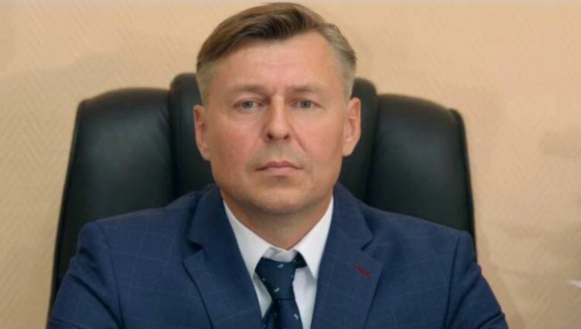 NIA_NN's tweet photo. Владимир Ершов покинул пост главы администрации Арзамасского района Нижегородской области

Владимир Ершов избран депутатом Думы Арзамаса в связи с чем и было принято решение о сложении полномочий.
Подробнее: https://t.co/Zb3Zgg0SYw https://t.co/xh4DijPKoD