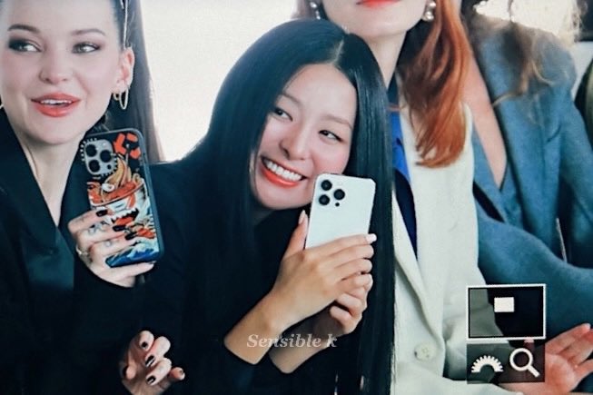 น่ารักอ่ะ อันนี้พี่กิยกทรศมาถ่ายโน่ เค้าคงเอ็นดูน้องชายเค้าเนาะ เห็นมาตั้งแต่ตัวจิ๋วเดียว