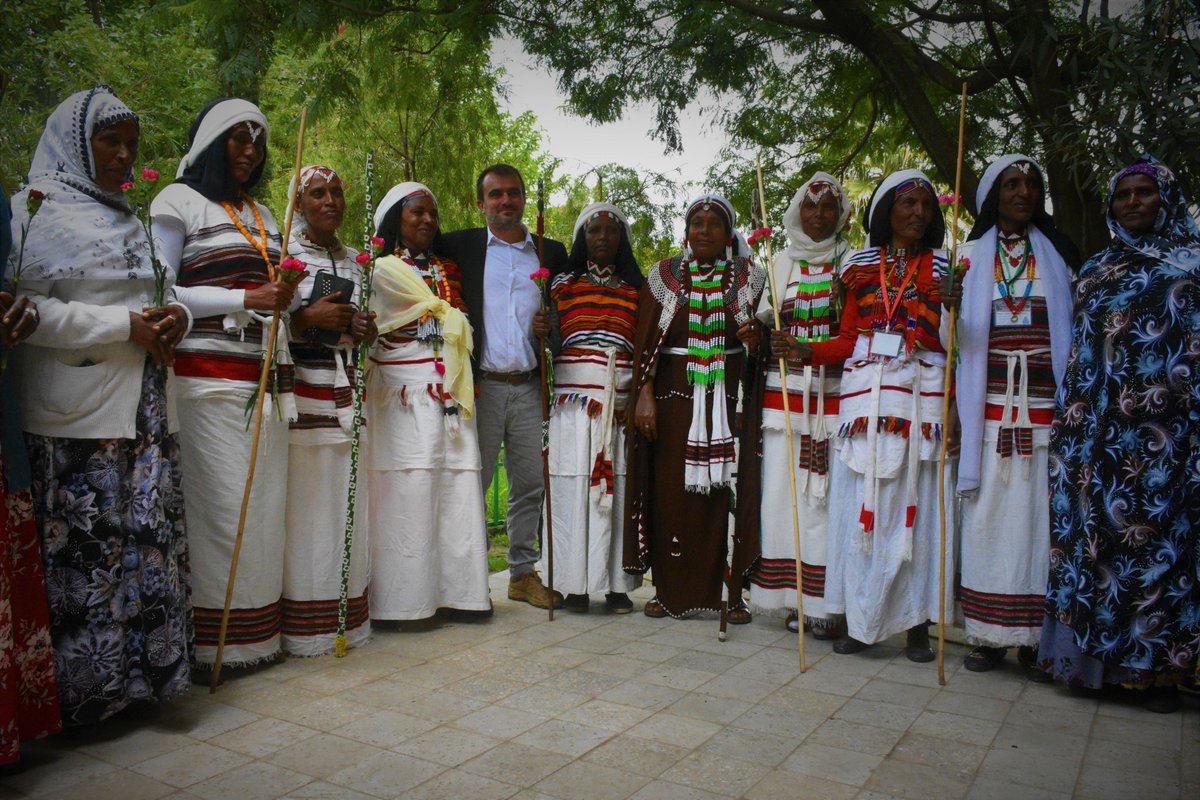 EthiopiaTmgo's tweet photo. CEO, #MaxenceMIRABEAU, poses for a photo with mothers from local community at the graduation celebration event. The mothers are called "Haadha Siinqee" & the sticks have power and meanings in the #Oromo society, in the #GadaSystem.
#Culture #Ethiopia https://t.co/7JwUkRJTI8