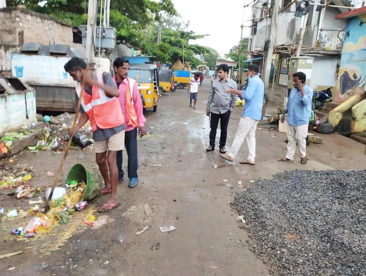 GVMC_VISAKHA's tweet photo. ADC Sri V Sanyasi Rao sanitation activities at Pedajalaripeta, Ward 19, Zone 3. Instructed officials to ensure 100% source segregation.

#SwachhSurvekshan2023Visakhapatnam 
#SwachhSurvekshan2023
#SayNoToSingleUsePlastic 
#VizagSaysNotoPlastic https://t.co/k1M3CJyenM