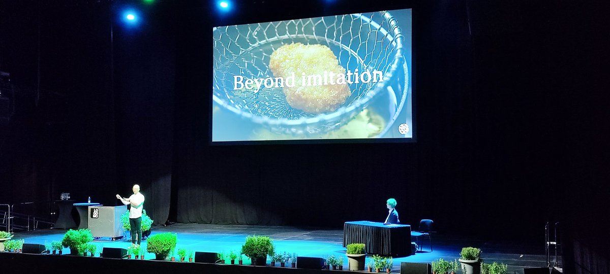 The second day of #EuroSense2022 started with <a href="/LauriReuter/">Lauri Reuter</a> giving a presentation full of food for thought around the use of #microbes to develop the future food. Would you eat panda nuggets and human mozzarella? 

#sustainability
