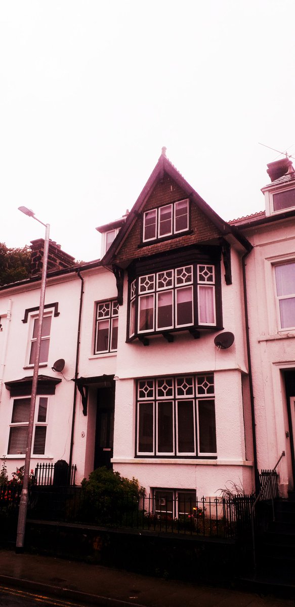 LZellas's tweet photo. Portmadoc 
#WindowsOnWednesday 
#NotSaffronWalden
@WindowsLake 
#NiceWindow https://t.co/92VvZldBB2