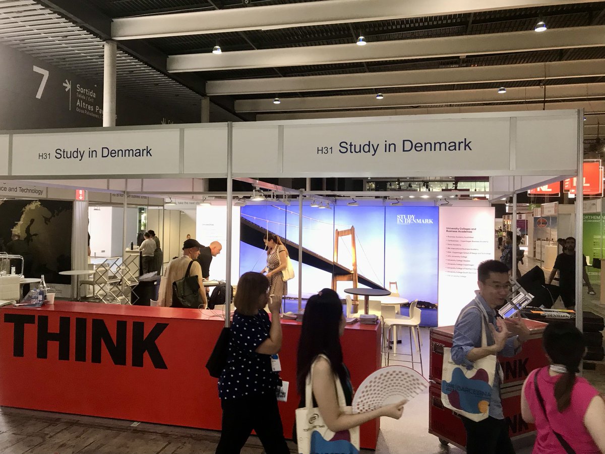 AnneMygindB's tweet photo. Så er Study in Denmarks stand ved at være klar til danske videregående uddannelsesinstitutioners aktiviteter på årets store europæiske konference EAIE. Nye samarbejdspartnere på tværs af landegrænser finder hinanden her - til stor nytte for udvikling af uddannelser #uddannelse https://t.co/GwG0MkRBhA