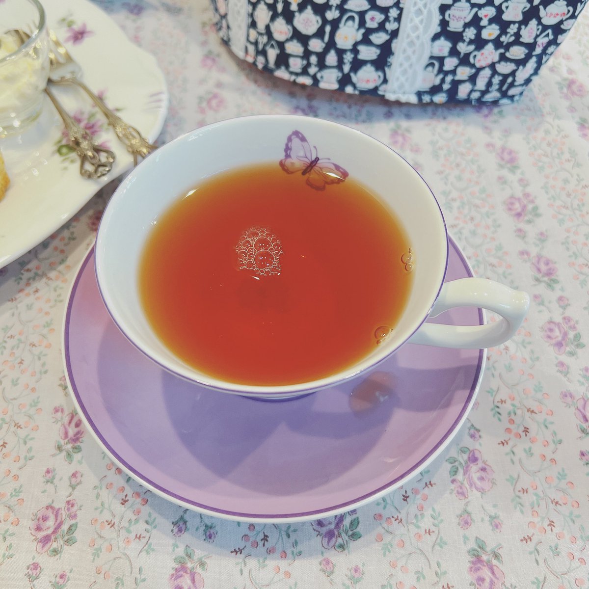 Cafe_de_Rui_'s tweet photo. お友達の淹れてくれたルフナというお気に入りの紅茶、お友達お手製ティーコジー、素敵なカップ&amp;ソーサー、お友達お手製シフォンケーキ&amp;スコーン&amp;クッキーにシャインマスカット

まだお客様が少ないお時間なので常駐しながら優雅なティータイムで癒されてます
そのぶん今度は私が占いで癒します✨ https://t.co/U5Fcb3NXlb