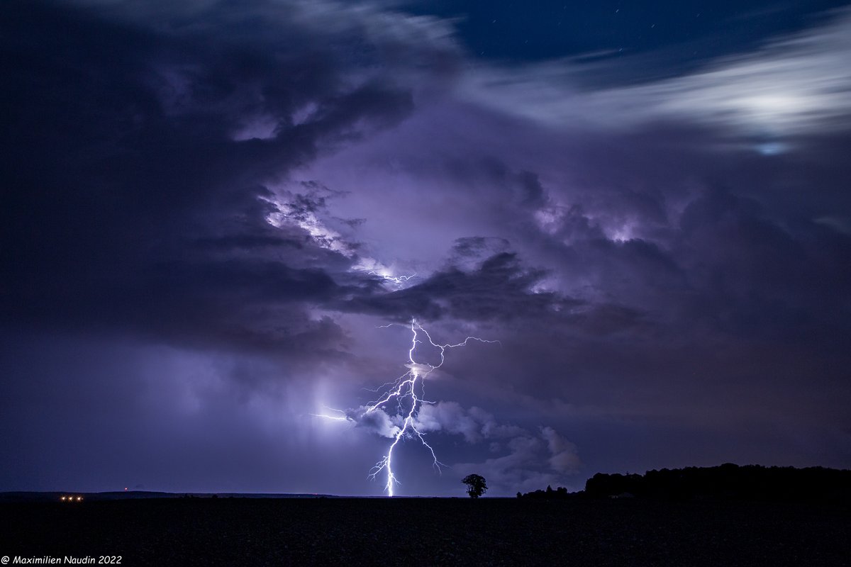 rdvavecdamenat's tweet photo. Un défilé d'orage la nuit dernière dans la #Vienne avec le plus souvent une activité électrique intra-nuageuse jusqu'au moment où la libération arrive. #Chouppes
#orages #storm #France @KeraunosObs https://t.co/UX5ntKATcV