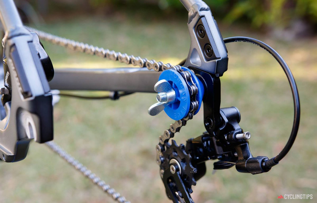 ManyS_cycle's tweet photo. //
🗣 輪行やドライブトレインのメンテナンスに便利!
\\
#MorganBlue の #チェーンキーパー
油を落とすときに、ホイールを外した状態でもくるくる回すことができます。輪行時にはチェーンが暴れないので、フレームとの干渉して傷がつくのを防げます。
スルーアクスル/クイックリリースタイプあり https://t.co/sJjNP2TM0u
