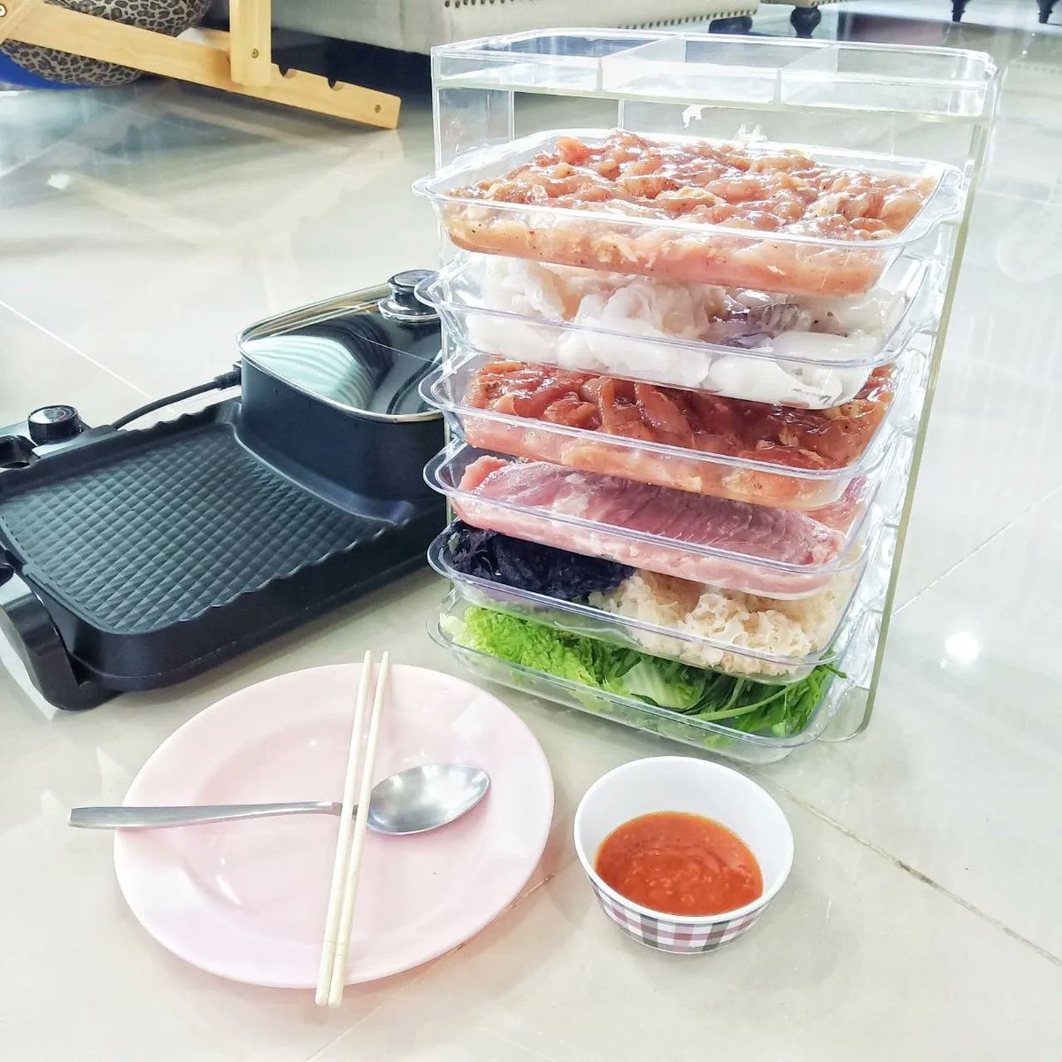 TieowA's tweet photo. คนทักมาถามอีถาดใส่หมูกระทะนี่เยอะมาก อ่ะรีวิวเลยแล้วกัน มันเป็นชั้นใส่อาหารที่ มี 6 ชั้นกำลังดี เค้ามีตัวล็อคถาดด้านหลัง เอียงยังไงถาดก็ไม่ไหลออกมา 

📌 พิกัดถาดใส่หมูกระทะ Lazada :
https://t.co/6xdOu5C2DF
📌 พิกัดเตาปิ้งย่าง 2 เตา 2 หม้อ
https://t.co/YdRRkA8QPW

#ของดีบอกต่อ https://t.co/4LhXayn4Nf