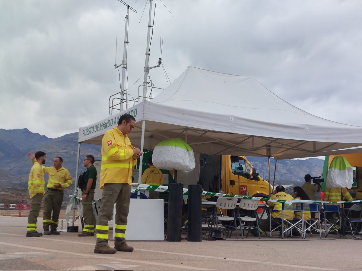 🔴#IFLosGuájares, ESTABILIZADO.
MEDIOS:
👨‍🚒100 efectivos
🚒10 autobombas
🚁2 semipesados

▶️Los trabajos de madrugada se han centrado en enfriar los puntos calientes dentro del perímetro. La meteorología nos ha dado tregua y hemos podido desarrollar los trabajos establecidos.