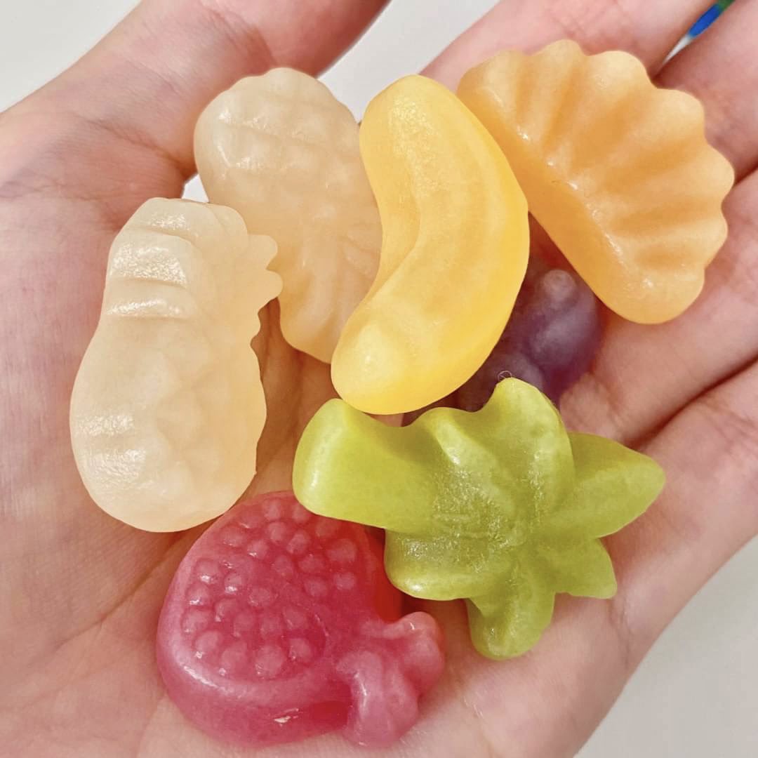 เยลลี่ HARIBO รสผลไม้ที่คนแชร์กันเยอะๆ คืออร่อยจริง เนื้อฉ่ำ juicy ตาแตกมากกก ปกติกินแต่รูปหมี เพิ่งเคยลองอันนี้เลย ดือออ หวานๆ หอมๆ เคี้ยวหนึบหนับบ กินแล้วหยุดไม่ได้