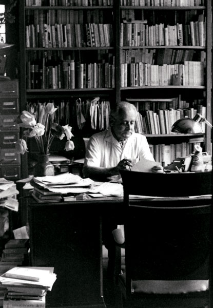 🗓 #TegoDnia 2000 r. w Maisons-Laffitte k. Paryża zmarł Jerzy #Giedroyc, polityk, publicysta ✍️, twórca i redaktor paryskiej „Kultury”. Jedna z postaci najbardziej zasłużonych dla kultury 🇵🇱 w XX w., odkrywca i mecenas wielu wybitnych polskich pisarzy, szczególnie emigracyjnych.