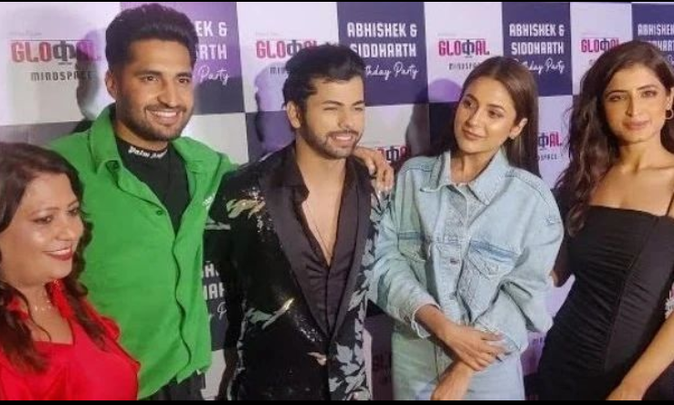 bkbtelly's tweet photo. Shehnaaz Gill and Jassie.gill last night at Siddharth Nigam & Abhishek Nigam's birthday party.
#siddharthnigam #siddharth #happybirthdaysiddharthnigam #shehnaazgill #jassiegill #vinali #tvcelebs #KisiKaBhaiKisiKiJaan https://t.co/6qC8r7uhNa