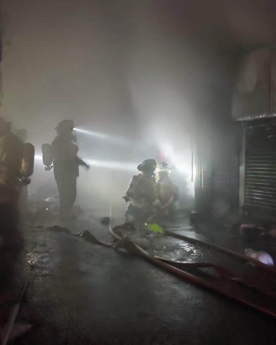 Arduo trabajo del personal en el #incendio de gran magnitud dentro del #Mercado4