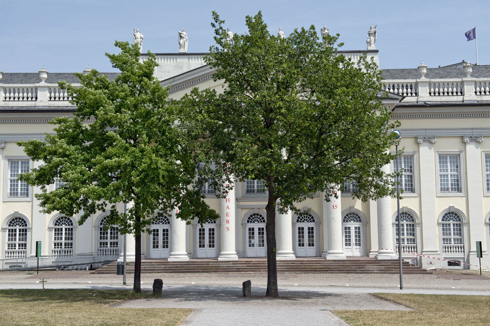 StadtKassel's tweet photo. 7000 Eichen – Stadtverwaldung statt Stadtverwaltung: Vom Künstler Joseph Beuys. Zur #documenta7 wurde damit begonnen, 7000 Bäume mit einem markanten Begleiter – einer Basaltstele – zu pflanzen. Vollendet erst zur #documenta8 https://t.co/HxaqIuy7xv https://t.co/dUzYBJBzWe
