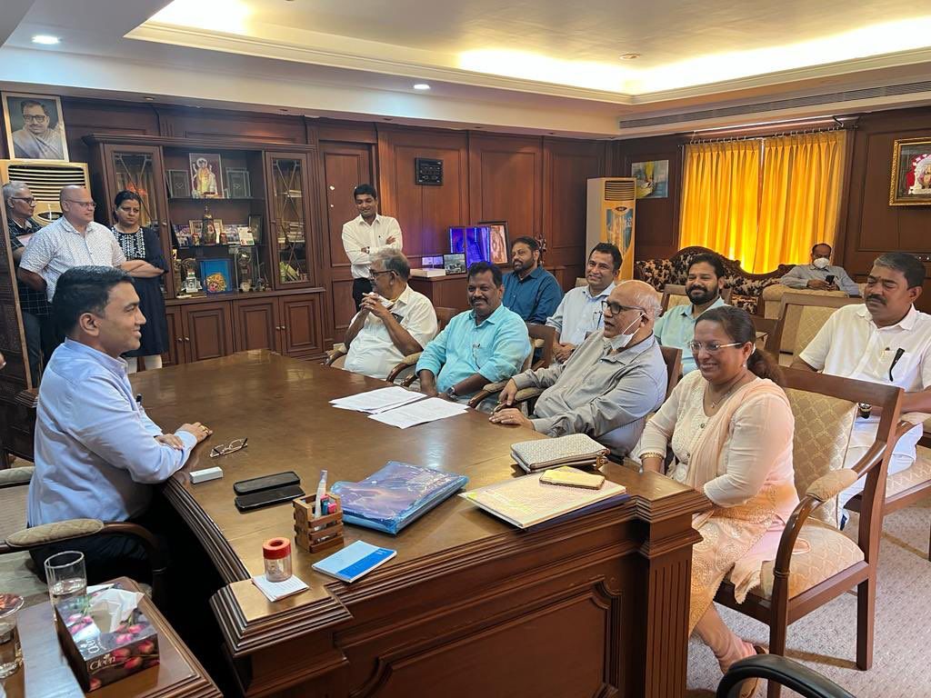 AjitPandey_up's tweet photo. ग़ोवा- भारत जोड़ो यात्रा के बीच कांग्रेस ग़ोवा में  टूट गयी-
CM प्रमोद सावंत ने बड़ी सेंध लगाई,आठ कांग्रेसी MLA भाजपाई हुये- 
Kamat,Michael Lobo, Delilah Lobo, Rajesh Phaldesai, Kedar Naik, Sankalp Amonkar, Aleixo Sequeira and Rudolf Fernandes !! https://t.co/d6GoHSi1jS