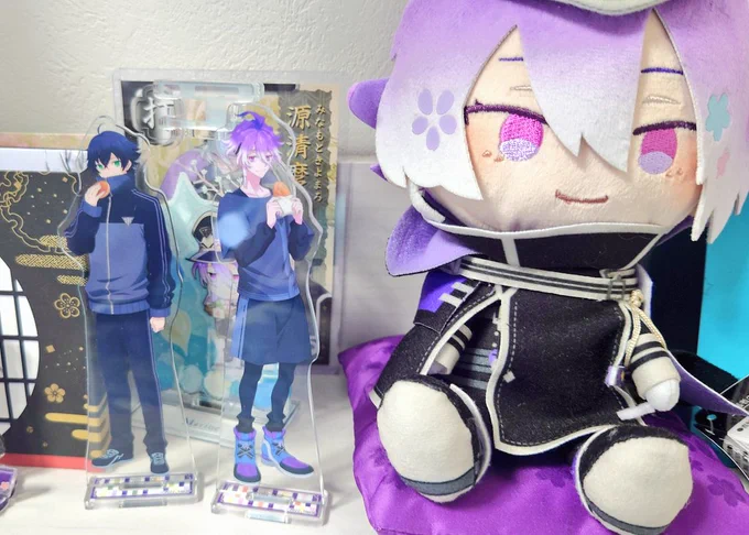 なんか…………たまたま帰りにファミマに寄ったら全部アクスタ残ってて…………買った……………知らんうちにTポイントもめちゃくちゃ溜まってたので全額ポイント払いでいけた…………… 
