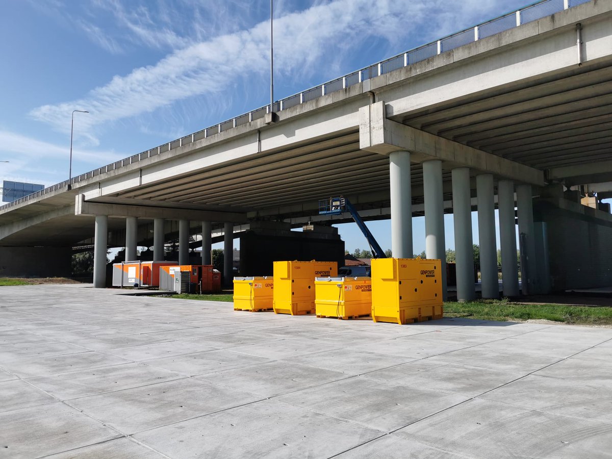 GenpowerBV's tweet photo. Voor een project mochten wij 2x een Cleanergy! Hybride aggregaat leveren. Aggregaat met stage 5 motor en batterijpack zijn in één kast geïntegreerd. Meer informatie 👉 https://t.co/eV7XpnLfns #daarkrijgjeenergievan #cleanergy #hybride #aggregaat #stage5 #batterijpack https://t.co/1NsGGWAVEJ