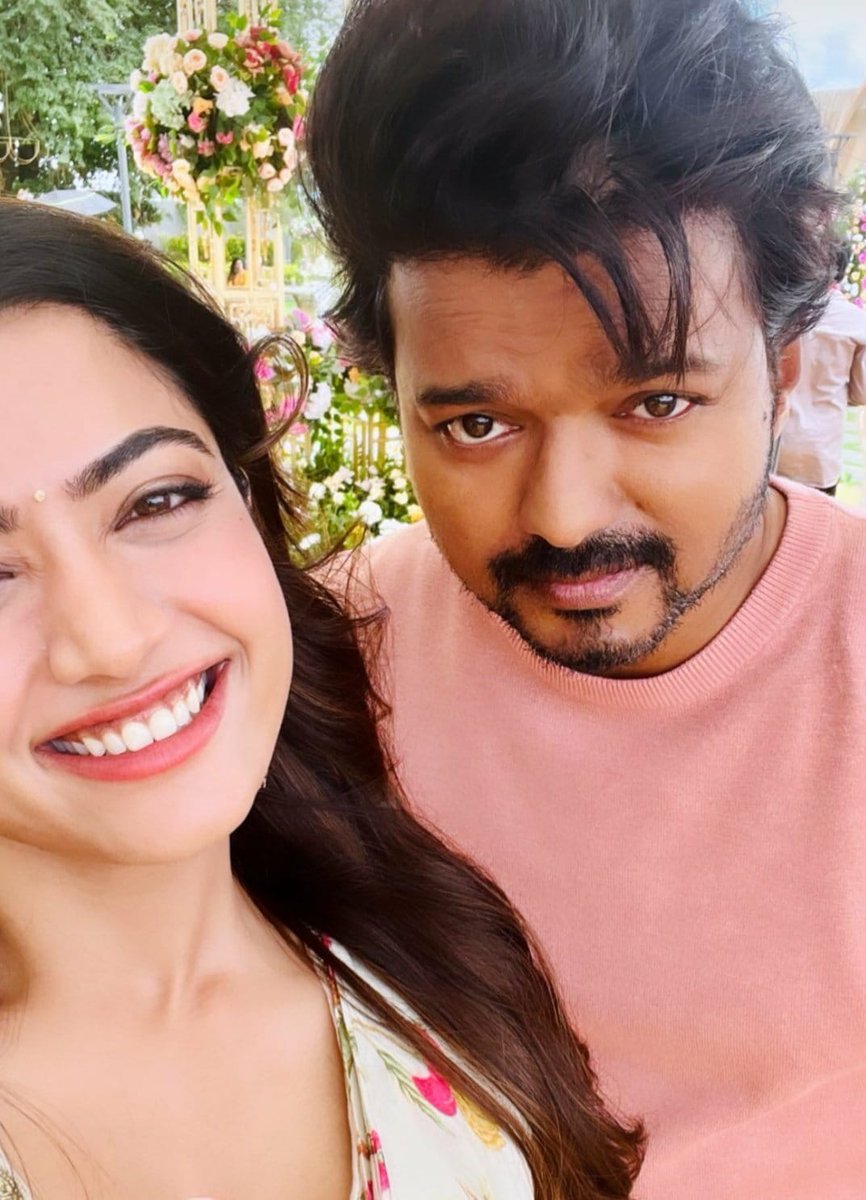 Rajavijaymsd1's tweet photo. Afreen with Veera ❤️❤️ after completed Georgia London poyi terrorism pannitu iruntha afreen ah love panni marriage pannikittanga @actorvijay Anna @Imrashmikaa  #Varisu #Thalapathy #Thalapathyvijay #RashmikaMandanna #cute #stylish #Recentlook ❤️ https://t.co/e8b9Bm6KcN