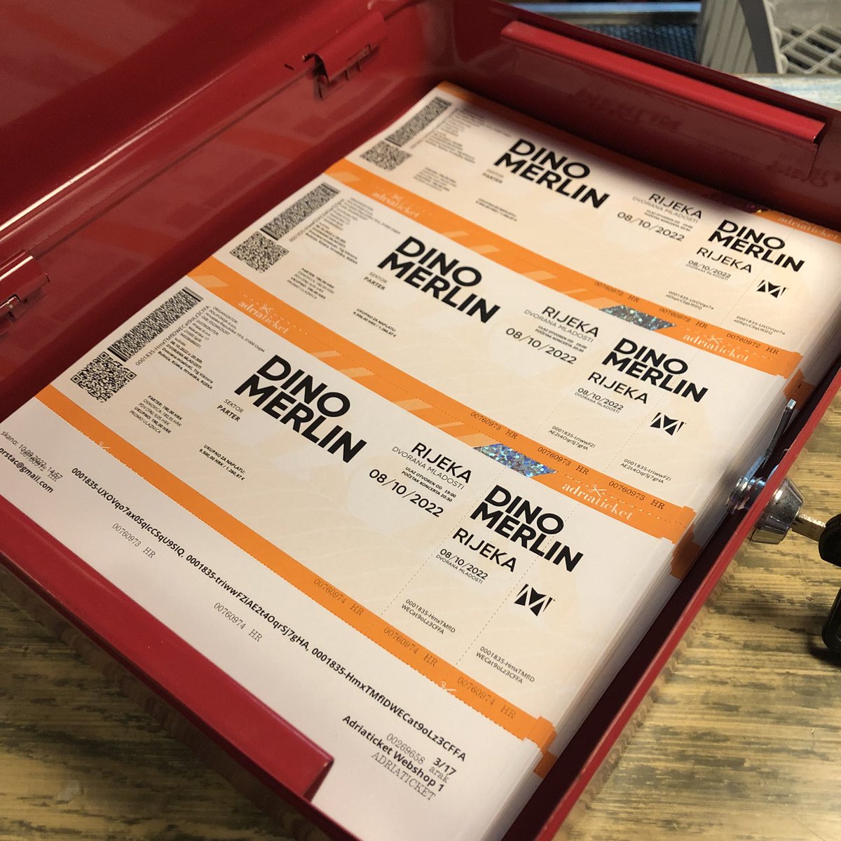 Posljednjih 100 karata za koncert Dine Merlina u Dvorani mladosti 8.listopada upravo stiglo u naš Pogon!
Kunelići u džep i trk na Trsat!
Ko prvi - njegova djevojka!