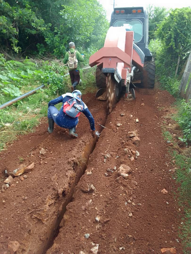 Se trabaja en las redes hidraulica en el reparto las piña en trinidad donde se benefician más de 2000 habitantes.
#ConstruyendoPorLaVida.