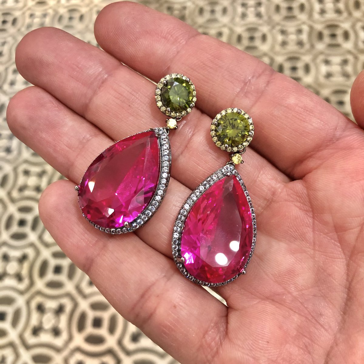 TocadosAirun's tweet photo. Cada día es una nueva oportunidad para vivir algo increíble… 🌟🌟🌟
.
.
#Complementos que se convertirán en auténticos objetos de deseo 😍😍😍
.
.
Se realizan envíos a toda España. 
.
.
#airun #airuntocados #tocadosairun #pendientes #earrings #complementos #pamela #invitada https://t.co/eUSHuiUFoF