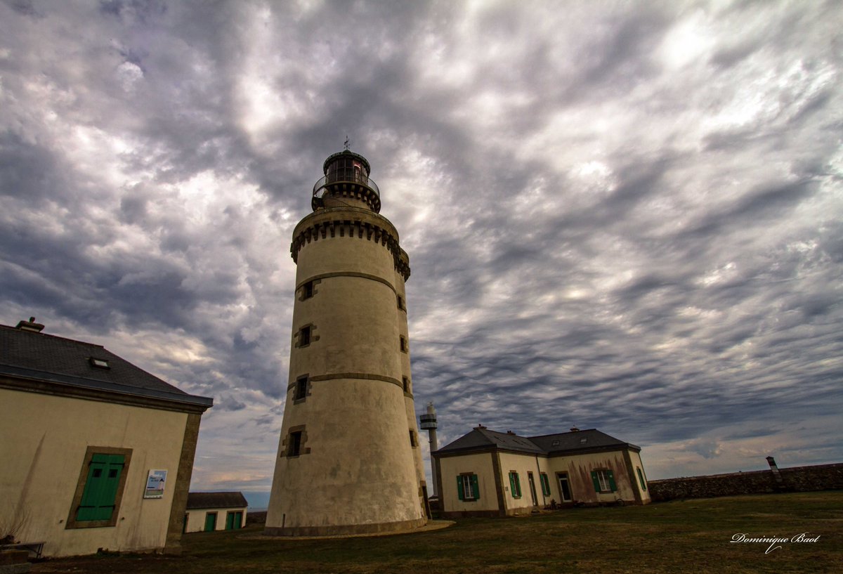 OuessantPhoto's tweet photo. LE CIEL !!! LE CIEL !!!
Toujours aussi surprenante et toujours aussi magnifique la nature. Image réalisée lundi vers midi.https://t.co/0WtKm2rkib #Ouessant #ÎledOuessant #cieldorage #phareduStiff https://t.co/1tzQ2dRowS