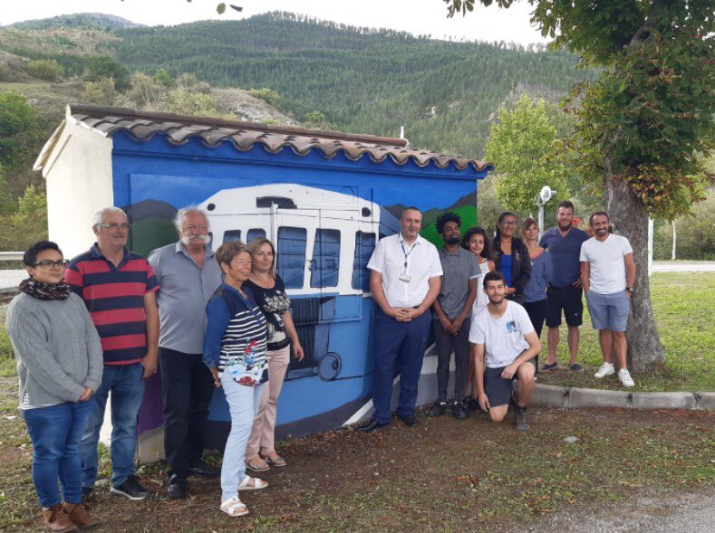 EnedisRegionSud's tweet photo. Ils sont beaux les transfo’👍
Les jeunes de la commune de Barrême dans les Alpes de Haute-Provence ont oeuvré pour redonner des couleurs 🌈 à 2 postes électriques. Un partenariat #RSE et solidaire conduit par @enedis et le #SDE04 en lien avec l’#ADSEA 🤝 https://t.co/1NStywdaH4
