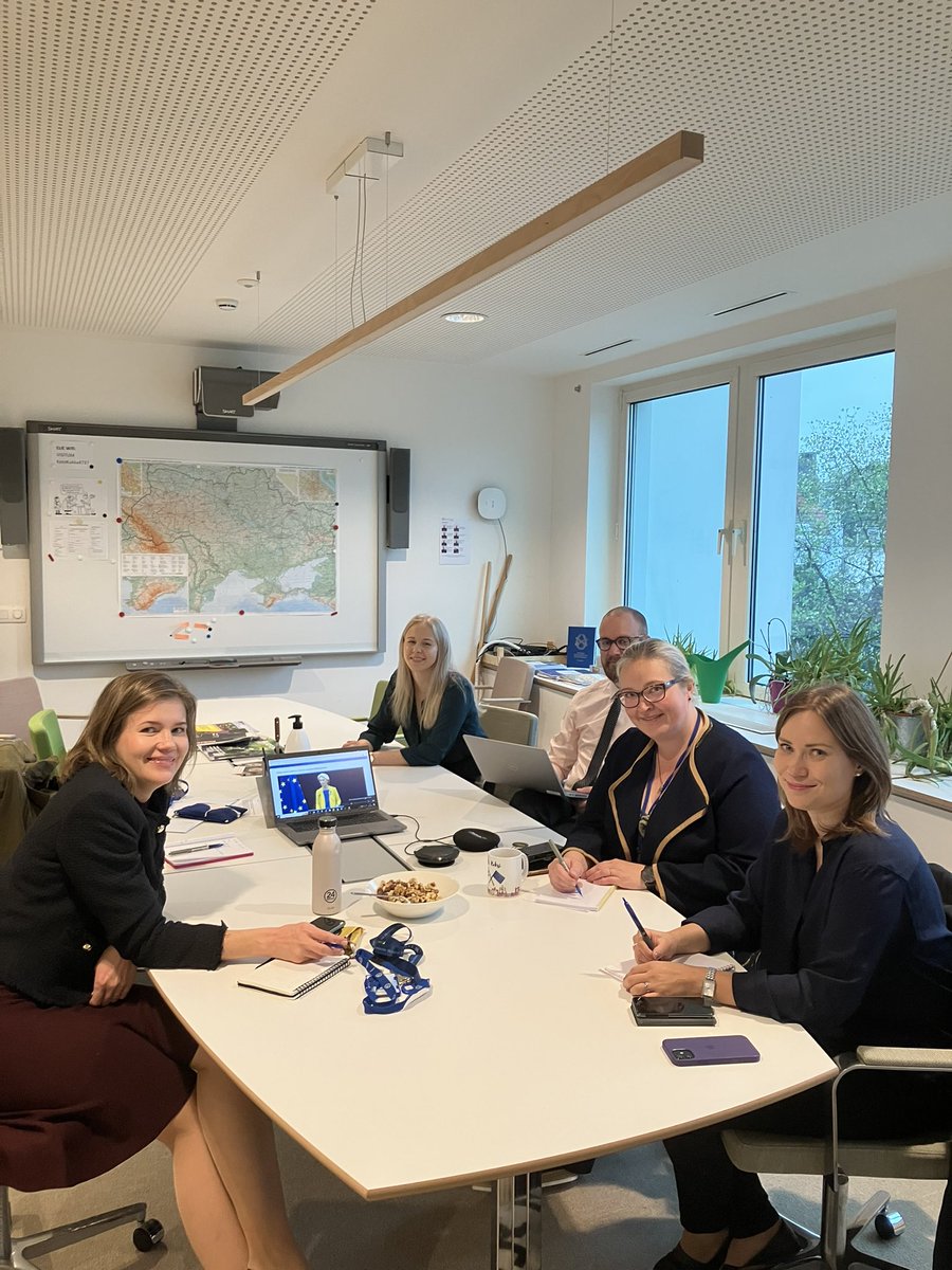 JPuukki's tweet photo. @FinlandinEU #yutp-kisastudiossa kuunnellaan tarkalla korvalla @vonderleyen #SOTEU-puhetta @henrikveikanmaa @DiattaElina @piarantakangas @PeltonenVilma https://t.co/HxndYXZnNG